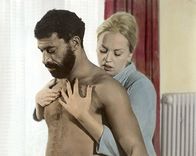 Angst essen Seele auf – 6. Ali (El Hedi Ben Salem) hat die alternde Putzfrau Emmi geheiratet. Aber er fühlt sich in seiner Ehe eingeengt; und so verfällt er der drallen Kellnerin Barbara (Barbara Valentin).