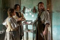 Versailles – Jeannie (Jenny Platt), Guillaume (Matthew McNulty), Bastien (Anthony Flanagan); ONE VERSAILLES, STAFFEL 3, FOLGE 3, "Die Wahrheit kommt ans Licht" Uhr. Jeannie (Jenny Platt), Guillaume (Matthew McNulty), Bastien (Anthony Flanagan)