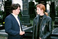 Kommissar Rex – Kommissar Richie Moser (Tobias Moretti) glaubt, dass Angelika Laudon (Gesa Gross) etwas über den Raub des Totenkopfes weiß und befragt sie am Zentralfriedhof.