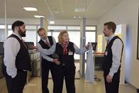 Check Check – (v.l.n.r.) Ertu Karahanci (Kailas Mahadevan); Harald (Jan Georg Schütte); Ingrid (Petra Kleinert); Jan Rothe (Klaas Heufer-Umlauf)