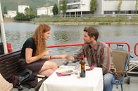 SOKO Stuttgart – Jo Stoll (Peter Ketnath) sitzt mit Henriette Frenzen (Anja Antonowicz) am Tisch auf dem Deck seines Hausbootes. Nach dem Essen bemerkt sie, dass Jos Ringfinger länger ist, als der Zeigefinger - genau wie bei ihr.