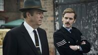 Der junge Inspektor Morse – Endeavour Morse (Shaun Evans, r.) und DCI Fred Thursday (Roger Allam, l.) ermitteln gemeinsam im Fall eines Mordes an einem kleinen Mädchen.