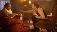 Sherlock & Daughter – Dr. Watson (Seán Duggan, l.) und Sherlock Holmes (David Thewlis, r.)