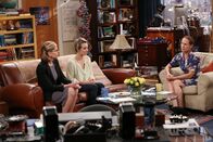 The Big Bang Theory – Gesprächh unter Frauen: Kommen Mary (Laurie Metcalf, r.), Penny (Kaley Cuoco, M.) und Beverly (Christine Baranski, l.) miteinander zurecht?