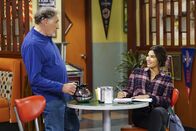 Superior Donuts – Arthur (Judd Hirsch, l.); Sofia (Diane Guerrero, r.)
