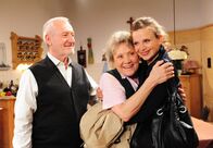Sturm der Liebe – ARD STURM DER LIEBE FOLGE 1581 Uhr im ERSTEN. Hildegard (Antje Hagen, M.) und Alfons (Sepp Schauer, l.) sind überglücklich, als auf einmal ihre Tochter Marie (Annabelle Leip, r.) vor der Tür steht.