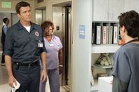 Scrubs - Die Anfänger – Der Hausmeister (Neil Flynn, l.) und Shirley (Aloma Wright, M.) sind entsetzt: Nach all den Jahren weiß J.D. (Zach Braff, r.) noch immer nicht, wie sie wirklich heißen ...