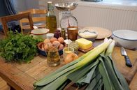 Zu Tisch ... – Bestandteile der Lauchkrapfen sind neben dem Stangengemüse auch Wein, Butter und Eier.
