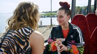 Praxis mit Meerblick – Jen (Anne-Marie Lux, re.) und Alina (Hanna Plaß, li.) sind beste Freundinnen.