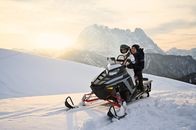 Der Bergdoktor – Natalie (Emilia Bernsdorf) und Tim (Lennart Betzgen) sind frisch verliebt und genießen ihre Zeit zu zweit.