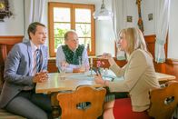 Die Rosenheim-Cops – Die Geschäftspartner des ermordeten Architekten, Thomas Haverkamp (Michael Foerster, l.) und Max Mairinger (Michael Walde-Berger, M.), werden von Kommissarin Danner (Katharina Abt, r.) befragt.