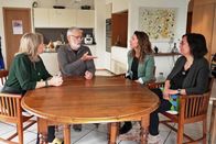 Signes – Signes Delphine Quach – barrierefreie Architektur Regina, Pierrot, Carole und Delphine Quach tauschen sich über den Hausumbau aus. Copyright: SRF/RTS