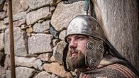 Mythos Kelten – Die Kelten wandeln sich von Händlern zu Kriegern. Um 390 vor Christus plündern sie Rom und fallen rund 100 Jahre später in Griechenland ein.