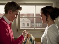 Schloss Einstein – Mary (Sophie Imelmann) und Phillip (Jacob Gunkel, li.) wundern sich über die weinende Marienstatur.