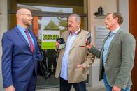 Die Rosenheim-Cops – Die Kommissare Hofer (Joseph Hannesschläger, M.) und Bach (Patrick Kalupa, r.) erhoffen sich von Banker Jan-Oliver Tengenstein (Christian Baumann, l.) genauere Auskünfte zu den Vermögensverhältnissen des Opfers.