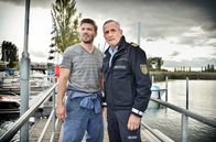 WaPo Bodensee – Tödlicher Hass auf den Nachbarn: Paul Schott (Tim Wilde, r.) verhört Sepp Romberg (Hans-Caspar Gattiker, l.), auch er hat ein Mordmotiv.