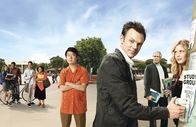 Community – Jeff Winger (Joel McHale, 3.v.r.), Britta Perry (Gillian Jacobs, r.), Pierce Hawthorne (Chevy Chase, 2.v.r.), Senor Chang (Ken Jeong, 4.v.r.), Shirley Bennett (Yvette Nicole Brown, 4.v.l.), Abed Nadir (Danny Pudi, 3.v.l.), Troy Barnes (Donald Glover, 2.v.l.) und Annie Edison (Alison Brie, l.) ...