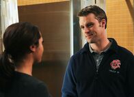 Chicago Fire – Freundschaftliches Gespräch:Monica Raymund als Gabriela Dawson, Jesse Spencer als Matthew Casey (Copyright SRF/NBC Universal)