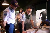 Mayday - Alarm im Cockpit – HAMILTON, ONTARIO - Ein indonesischer Ermittler (gespielt von Jon De Leon) und sein Team sehen sich Unterlagen und Diagramme im Zusammenhang mit dem Absturz des Garuda-Flugs 152 an. (Bildnachweis: Cineflix/Steven Lungley)