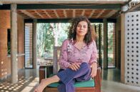 Visionen bauen – Die Architektin und Materialforscherin Anupama Kundoo in dem von ihr entworfenen Wall House in Auroville, Indien