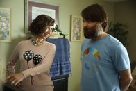 The Last Man on Earth – Um Carol (Kristen Schaal, l.) endlich ein wenig glücklicher zu machen, bringt Phil (Will Forte, r.) sie zu ihrem alten Apartment und lernt dort einige interessante Dinge über seine Frau ...