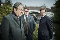 Der junge Inspektor Morse – Für das Detective-Team Fred Thursday (Roger Allam, l.), Jim Strange (Sean Rigby, M.) und Endeavour Morse (Shaun Evans, r.) gibt es keine guten Neuigkeiten. Eine weitere junge Frau wurde ermordet am Flussufer gefunden. Sie gehen von einem Serienmörder aus.
