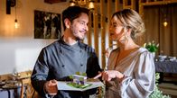Sturm der Liebe – Greta (Laura Osswald, r.) beruhigt Luis (Michael Baral, l.), der kurz vor der Eröffnung nervös ist.