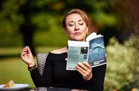 Mum – Pauline (Dorothy Atkinson) findet das Buch „höchst fesselnd“.