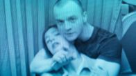 Code 7500 – Daniel (Paul Wollin) hat Gökçe (Aylin Tezel) in seine Gewalt gebracht und versucht, das Öffnen der Cockpittür zu erzwingen.