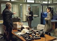 Elementary – Ein neuer Fall beschäftigt Gregson (Aidan Quinn, l.), Holmes (Jonny Lee Miller, M.) und Joan (Lucy Liu, r.) ...