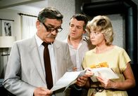 Tatort – Kommissar Lutz (Werner Schumacher,li.) läßt sich vom Ehepaar Wilbrandt - Günter (Martin Schwab) und Ursula (Nate Seids) - den Erpresserbrief geben: "Wir haben ihre Tochter Silke. Lassen Sie die Polizei aus dem Spiel! Sonst gefährden Sie das Leben ihrer Tochter. Für 300.000 Mark kriegen Sie sie zurück...