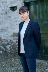Beyond Paradise – Esther (Zara Ahmadi) ermittelt auf der Farm der Geschwister Parker. Sie versucht mit ihren Kollegen, die Identität des Toten aus dem Kornkreis herauszufinden.