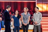 Klein gegen Groß – Moderator Kai Pflaume mit den drei Ski-Legenden Anna Veith, Maria Höfl-Riesch und Carlos Janka