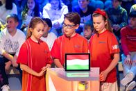 1, 2 oder 3 – Das rote Rateteam aus Budapest/Ungarn grübelt über eine von Eltons kniffligen Quizfragen.