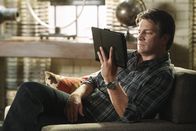 Castle – Bei einer jüdischen Bestattungszeremonie passiert den Sargträgern ein Missgeschick: Der Sarg fällt zu Boden, öffnet sich und zwei Leichen fallen heraus. Ein aufregender neuer Fall für Richard Castle (Nathan Fillion).