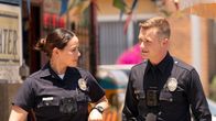 The Rookie – Officer Lucy Chen (Melissa O'Neil, l.) und Rookie Seth Ridley (Patrick Keleher, r.) werden Zeugen, wie das Bandenmitglied Bicho angeschossen wird. Dabei bemerken sie einen flüchtenden Täter, doch Seth merkt sich weder Automarke noch Kennzeichen - was später für große Probleme sorgt.