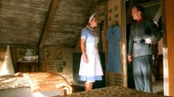 Seebad-Saga – Nana/Laura Kjaer (Laura Kronborg Kjaer, l.) und Anders (Christian Collenburg, r.).