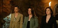 Charmed - Zauberhafte Hexen – Zaunkous Plan, Paige (Rose McGowan, r.), Phoebe (Alyssa Milano, l.) und Piper (Holly Marie Combs, M.) anfällig zu machen, um Kontrolle über das Buch der Schatten zu erlangen, fängt an zu funktionieren ...