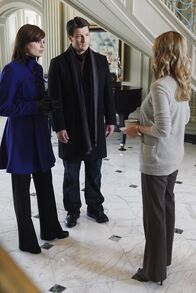 Castle – Der berühmte kubanische Baseballspieler Cano Vega wird ermordet auf einem von ihm erbauten Baseballplatz aufgefunden. Richard Castle (Nathan Fillion, M.) und Kate Beckett (Stana Katic, l.) befragen seine Frau Maggie Vega (Chandra West, r.) ...