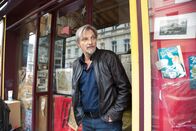 SOKO Wien – Major Carl Ribarski (Stefan Jürgens) sieht sich vor Werner Flicks Buchhandlung um.