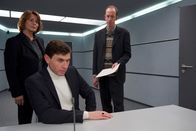 Unter Verdacht – Dr. Eva Maria Prohacek (Senta Berger) und André Langner (Rudolf Krause) im Verhör mit Dukovic (Mark Zak).