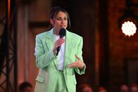 Der ZDF Comedy Sommer – Die Stand-up-Comedienne Negah Amiri ist zu Gast beim "ZDF Comedy Sommer" und berichtet von ihrer Schwäche für Männer in Funktionsjacken.
