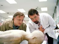 Tatort – WDR Fernsehen TATORT: "Eine Leiche zuviel", Fernsehfilm Deutschland 2004, Regie: Kaspar Heidelbach, Buch: Dorothee Schön und Georg Schott, Uhr. Ein fast perfekter Mord: Bei der professionell präparierten Leiche auf dem Seziertisch handelt es sich um eine ehemalige Kollegin von Rechtsmediziner Prof. Karl-Friedrich Boerne (Jan Josef Liefers, re) vom Anatomischen Institut. Kommissar Frank Thiel (Axel Prahl) ermittelt.