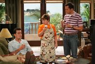 Two and a Half Men – Sind begeistert von den leckeren Törtchen: Alan (Jon Cryer, r.), Jake (Angus T. Jones, M.) und Charlie (Charlie Sheen, l.) ...