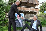 Sturm der Liebe – ARD STURM DER LIEBE FOLGE 1806 Uhr im ERSTEN. Werner (Dirk Galuba, l.) ist Friedrich (Dietrich Adam, r.) behilflich, als dieser auf der Dorfstraße ausrutscht.