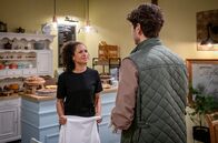 Sturm der Liebe – Nicole (Dionne Wudu, l. mit Christopher Jan Busse, r.) dämmert, dass Michael tatsächlich in sie verliebt sein könnte.