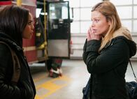 Chicago Fire – Chicago Fire Ein Blick ist nur ein Blick - Viral Staffel 1, Episode 16 Schlechte Nachrichten: Monica Raymund als Gabriela Dawson, Lauren German als Leslie Shay