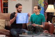 The Big Bang Theory – Für seine neueste Ausgabe von "Spaß mit Flaggen" bekommt Sheldon (Jim Parsons, r.) Unterstützung von Will Wheaton (Will Wheaton, l.). Doch dabei kommt es zum Streit zwischen Sheldon und Amy ...