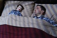 Two and a Half Men – Aus Einsamkeit hat sich Alan (Jon Cryer) ein neues Hobby gesucht ...