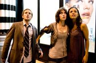 Cloverfield – Was ist das? Ein Monster? Lily (Jessica Lucas, r.), Marlena (Lizzy Caplan, M.) und Rob (Michael Stahl-David, l.) trauen ihren Augen nicht ...